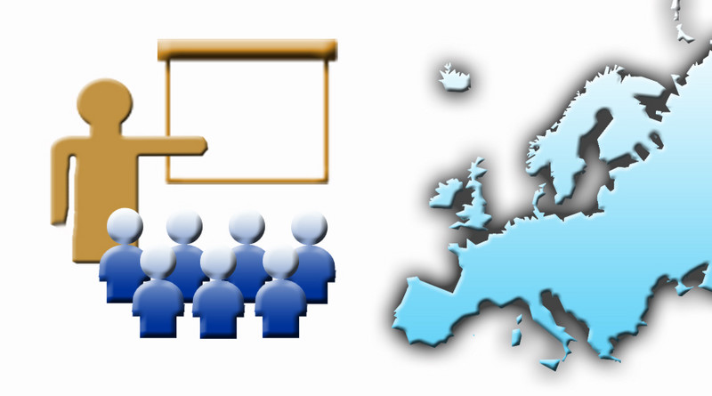 Die Grafik zeigt in stilisierter Form einen Dozenten an einer Präsentationstafel, davor sieben stilisierte Zuhörende und rechts eine Karte von Europa.