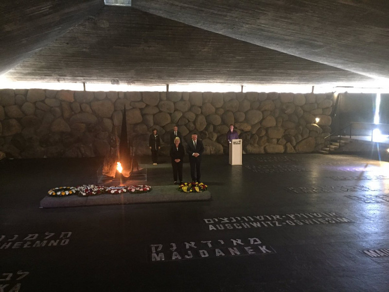 Das Bild zeigt die Halle der Erinnerung während der Kranzniederlegung von Ministerpräsident Haseloff und Landtagspräsidentin Brakebusch zum Gedenken an die im Holocaust ermordeten Juden.