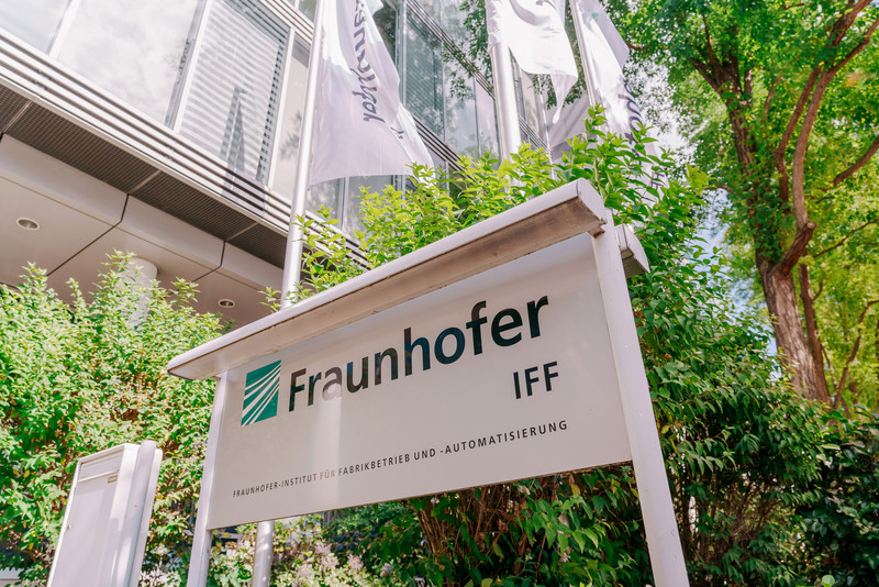 Das Foto zeigt das Schild des Fraunhofer Instituts in Magdeburg. 