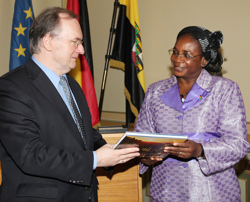 Das Foto zeigt Ministerpräsident Dr. Reiner Haseloff mit Ihrer Exzellenz der Botschafterin von Burkina Faso, Marie Odile Bonkoungou Balima.