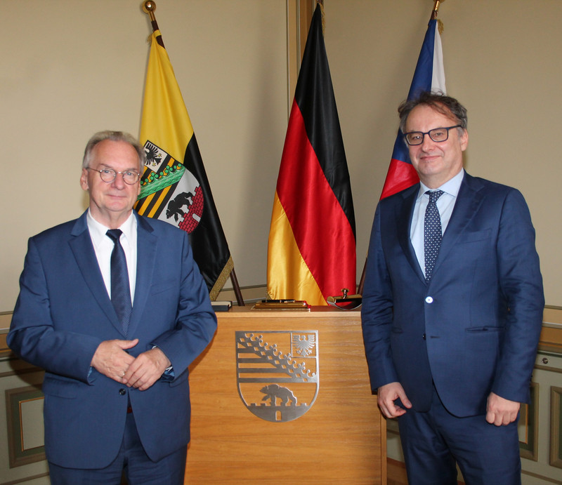 Ministerpräsident Dr. Haseloff und S.E. Botschafter Kafka vor dem Landeswappen