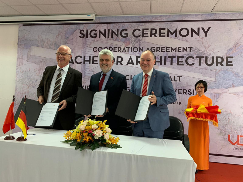 Das Foto zeigt unter anderem Minister Willingmann (Mitte) und den Präsidenten der Hochschule Anhalt, Prof. Bagdahn (rechts), die den unterzeichneten Kooperationsvertrag präsentieren. 