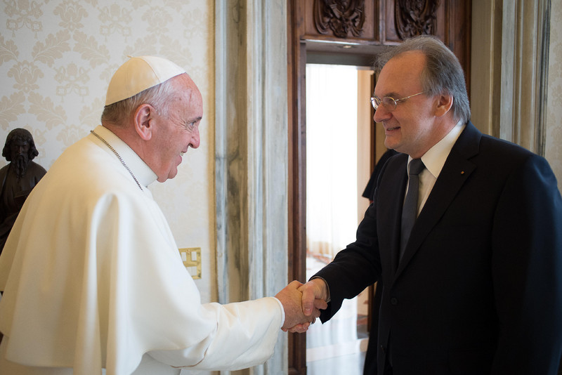 Das Foto zeigt links Papst Franziskus, als er Ministerpräsident Dr. Reiner Haseloff (rechts) im Vatikan begrüßt.
