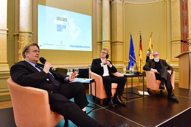Martin Kotthaus (Auswärtiges Amt), Alois Kösters (Volksstimme) und Europaminister Rainer Robra (v.l.n.r.) Foto: StK, U. Lücke