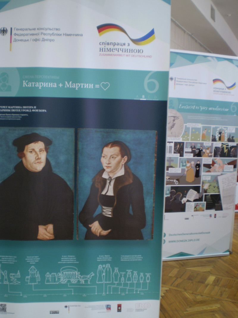 Das Bild zeigt zwei der Roll-Ups der Reformationsausstellung in der Oblastbibliothek Saporischschja.