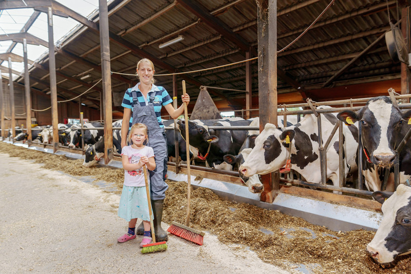 Junglandwirtin Andrea Finke mit Tochter im Kuhstall