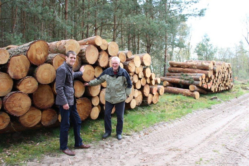 Das Bild zeigt den 28-Jährigen Gordon Preetz und seinen Großvater Sigurd Mansfeldt, die seit 2009 gemeinsam mit anderen Gesellschaftern aus der Familie die Land und Forst Altmark GbR betreiben.
