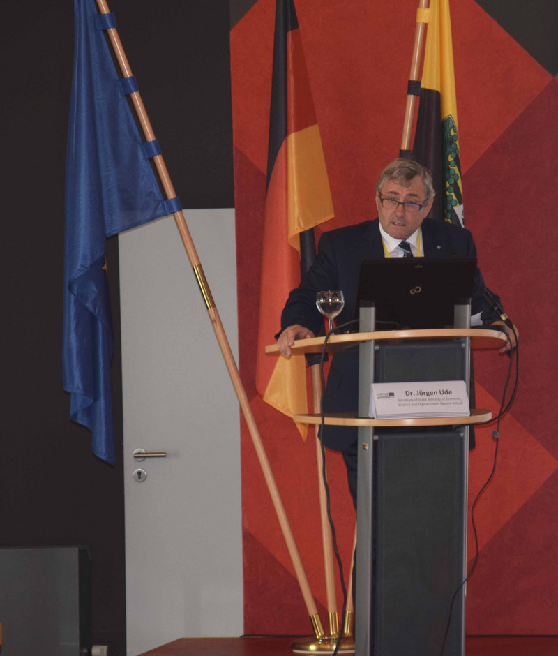 Dr. Jürgen Ude, Staatssekretär im Ministerium für Wirtschaft, Wissenschaft und Digitalisierung hält einen Vortrag