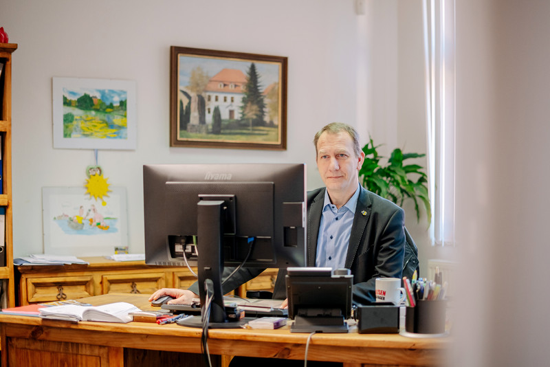 Gommerns Bürgermeister Jens Hünerbein sitzt an seinem Schreibtisch