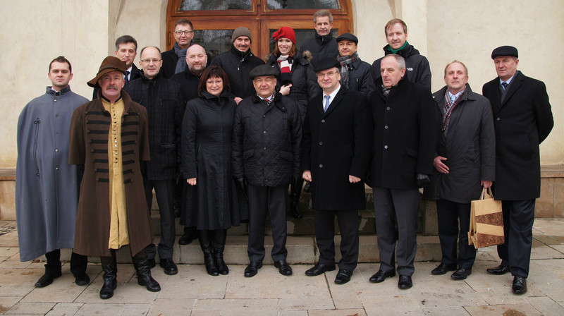 Die Delegation aus Sachsen-Anhalt vor dem Schloss Pultusk mit Vertretern der Partnerregion Masowien, der Stadt und des Landkreises Pultusk sowie der Vereinigung "Polnische Gemeinschaft".