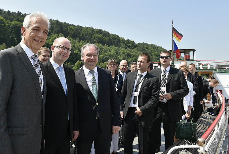 Das Foto zeigt von links die Ministerpräsidenten Tillich, Sobotka und Haseloff sowie weitere Personen ihrer Begleitung an Bord des Elbedampfers.