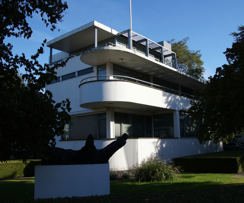 Das Bild zeigt die Außenansicht des Chabot-Museums in Rotterdam