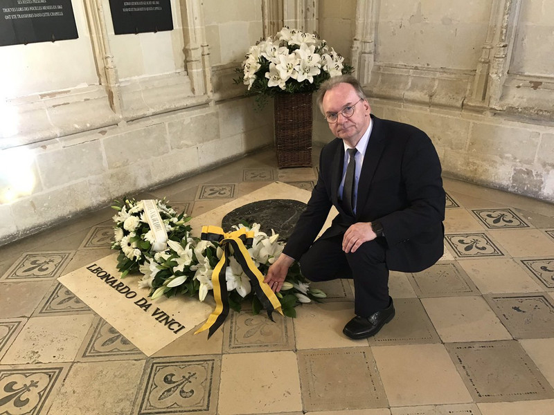 Das Bild zeigt Ministerpräsident Haseloff am Grab von Leonardo da Vinci mit dem Blumengebinde, das er anlässlich des 500. Todestages von Leonardo niederlegt.