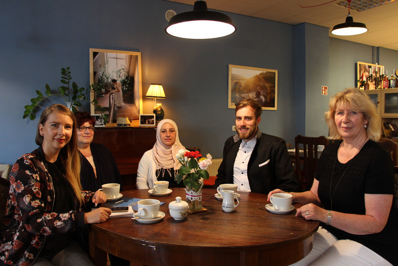 Marila Zielke-Jabs, Beatrix Pausch, Ashwaq Al-Obaidi, Robert Pohlmann und Gabriele Völker treffen sich im Café Rotfuchs in Burg bei Magdeburg.