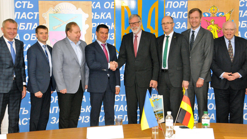 Das Bild zeigt die Teilnehmer des Gespräches beim Vorsitzenden des Regionalparlaments der Oblast Saporischschja.