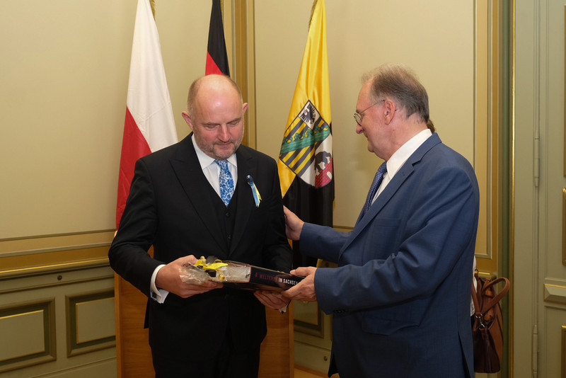 Herr Ministerpräsident Haseloff überreicht Herrn Marschall Całbecki ein Gastgeschenk