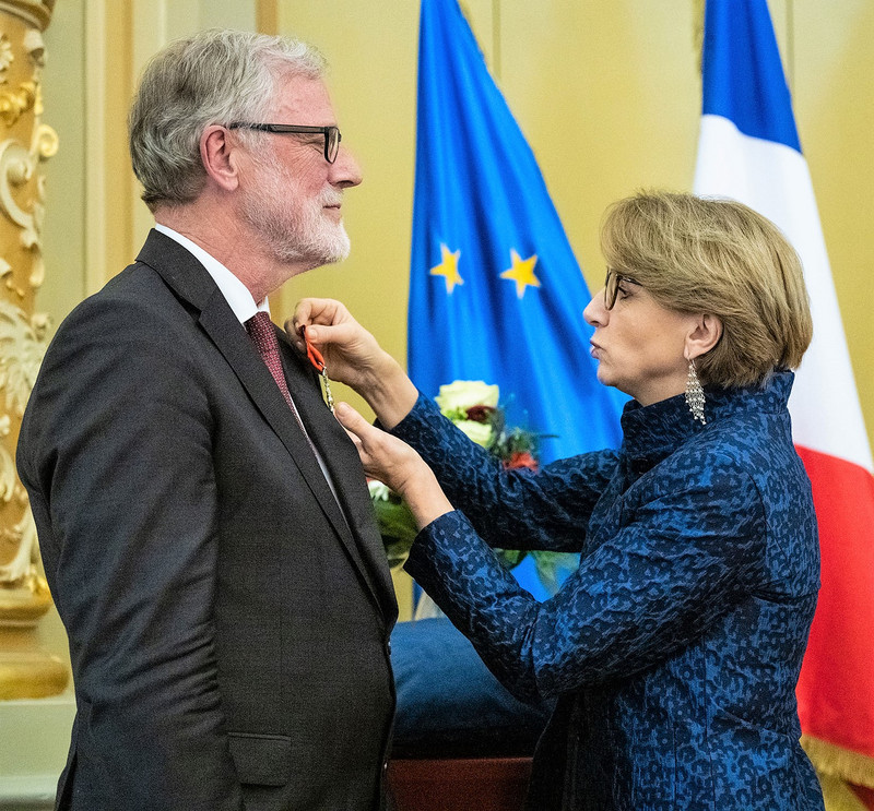 Das Foto zeigt rechts Botschafterin Descotes, die Europaminister Robra (links) den Orden eines Ritters der Ehrenlegion ans Revers heftet.