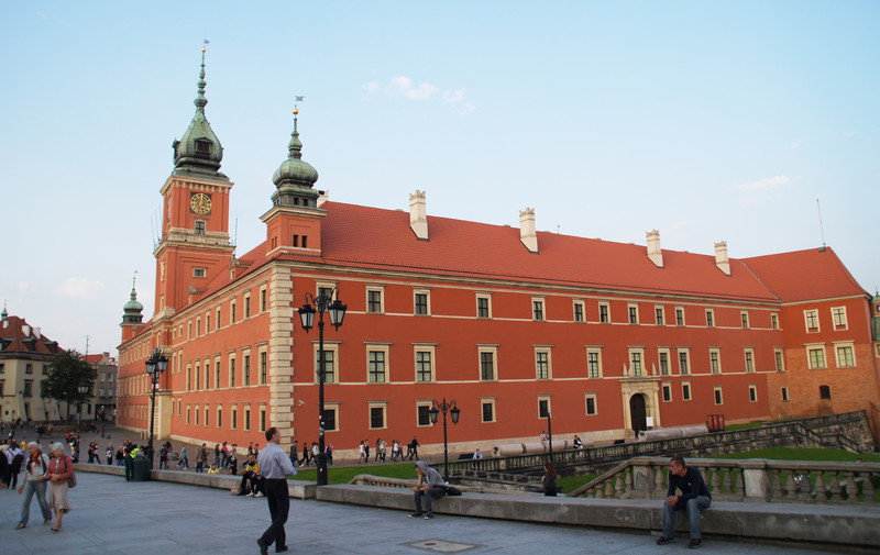 Das Foto zeigt das rote Königsschloss in der Warschauer Altstadt.