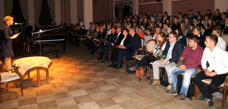 Das Bild zeigt das Publikum der Veranstaltung im großen Saal des Masowischen Kulturzentrums.
