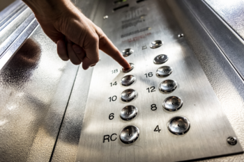 Das Bild zeigt die Knopfleiste in einem Aufzug. 