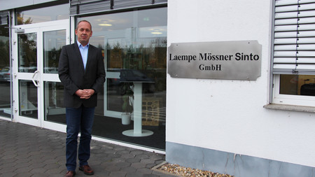 Der Bereichsleiter für Finanzen Andy Lucas vor dem Haupteingang der Niederlassung Meitzendorf.