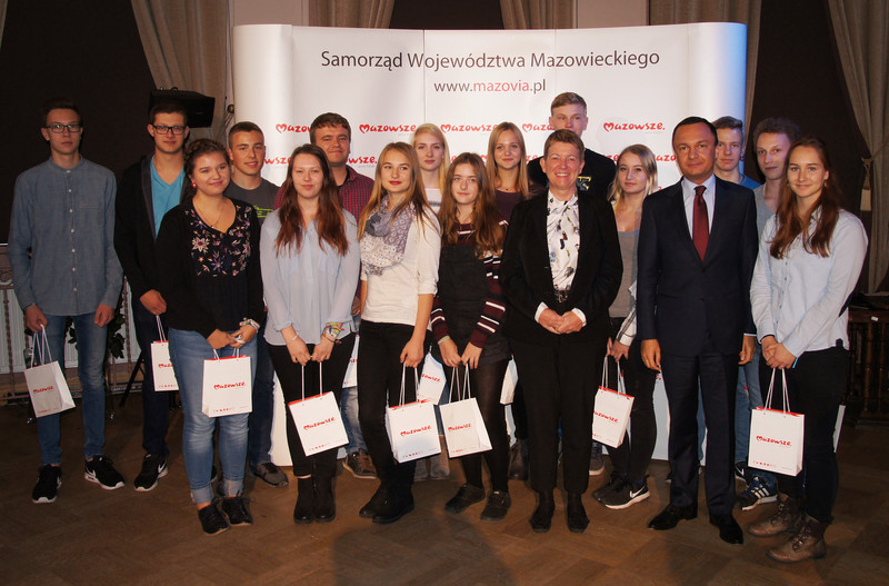 Das Bild zeigt die Teilnehmerinnen und Teilnehmer aus Sachsen-Anhalt mit Ministerin Claudia Dalbert und dem Vertreter des Marschallamtes, Rafal Zieba.