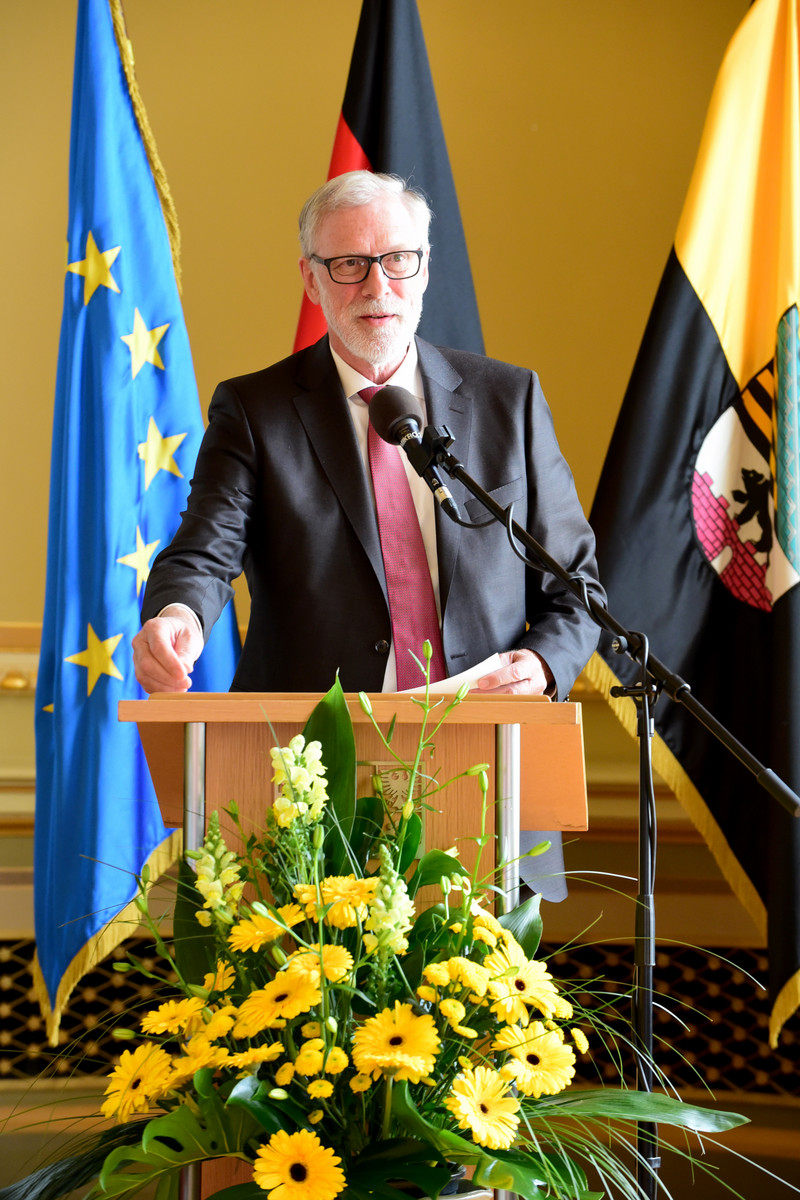 Europaminister Rainer Robra begrüßt die Gäste im Palais am Fürstenwall
