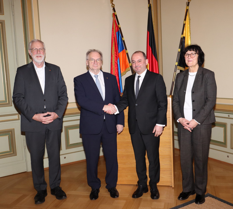 Vier Personen stehen in einer Reihe, von links nach rechts Staatsminister Rainer Robra, Chef der Staatskanzlei und Minister für Kultur, Ministerpräsident Dr. Reiner Haseloff, der Armenischer Botschafter S. E. Viktor Yengibaryan und Eva Feußner, Bildungsministerin. Im Hintergrund sind drei Flaggen zu sehen: die Flagge Armeniens, Deutschlands und Sachsen-Anhalts.  