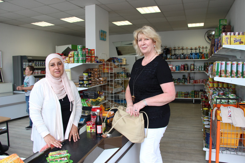 Gründungsberaterin Gebriele Völker besucht Ashwaq Al-Obaidi in ihrem Laden für arabische Lebensmittel.