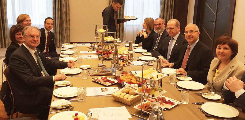 Das Bild zeigt an einem eingedeckten Tisch die Delegation aus Sachsen-Anhalt links und rechts Vertreter der Deutsch-Ungarischen Industrie- und Handelskammer.