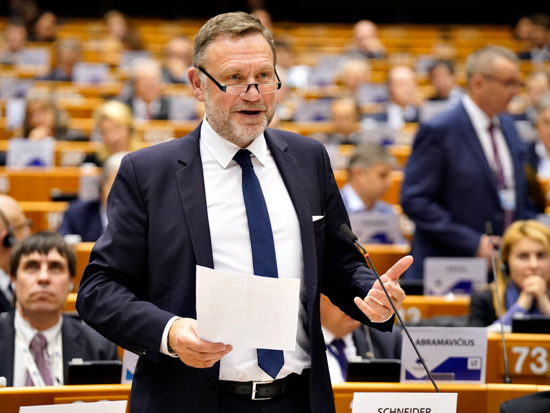 Das Bild zeigt Staatssekretär Schneider stehend an einem Mikrofon während seines Redebeitrages im Plenarsaal bei der Sitzung des Ausschusses der Regionen im Dezember 2019 in Brüssel.