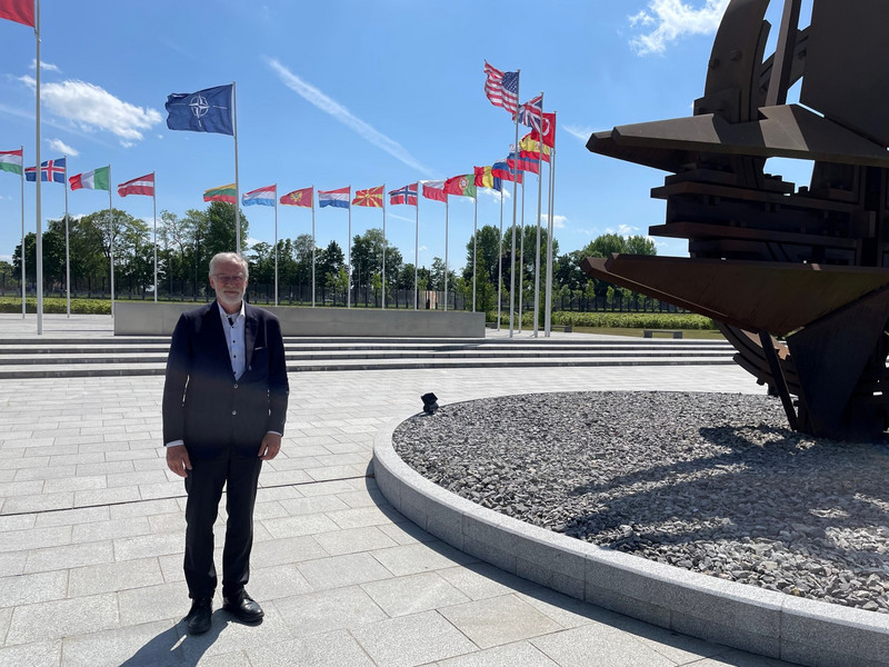 Staatsminister Robra vor dem NATO-Hauptquartier