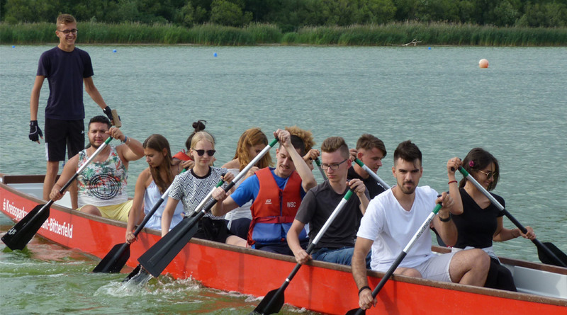 Das Bild zeigt mehrere Jugendliche in einem großen Kanu während des Eurocamps 2019 in Schlaitz (Landkreis Anhalt-Bitterfeld).