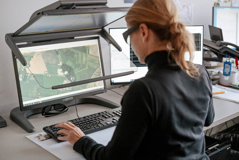 Das Foto zeigt eine Mitarbeiterin am Computer. 