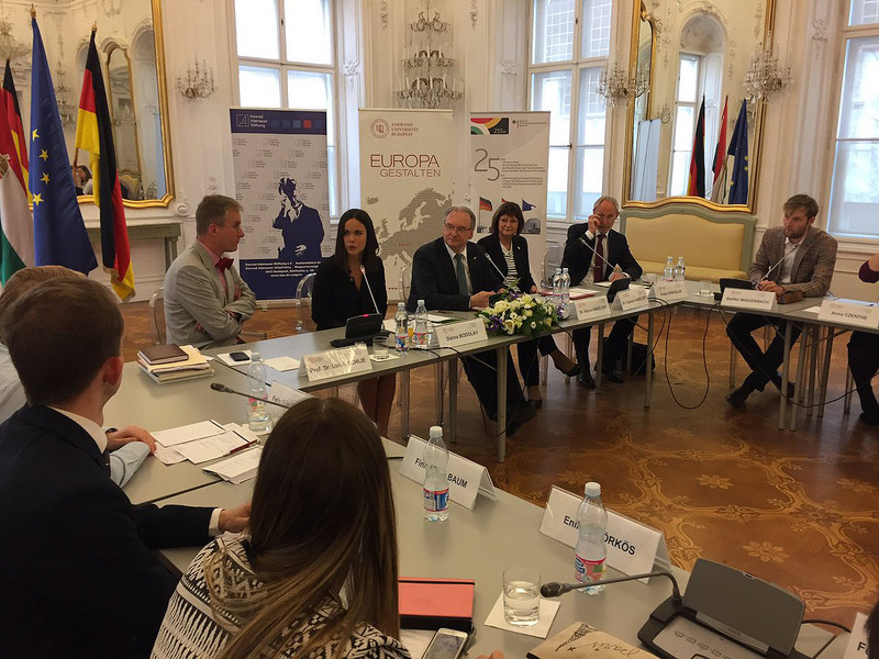 Das Bild zeigt mehrere Teilnehmer der Gesprächsrunde mit Ministerpräsident Haseloff in der Andrássy-Universität Budapest.