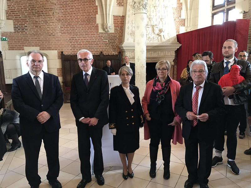 Das Bild zeigt links Ministerpräsident Haseloff unter anderem mit dem Kurator des Schlosses Amboise, Jean Louis Sureau, und dem Bürgermeister von Amboise, Christian Guyon, bei der Eröffnung der Leonardo-Ausstellung.
