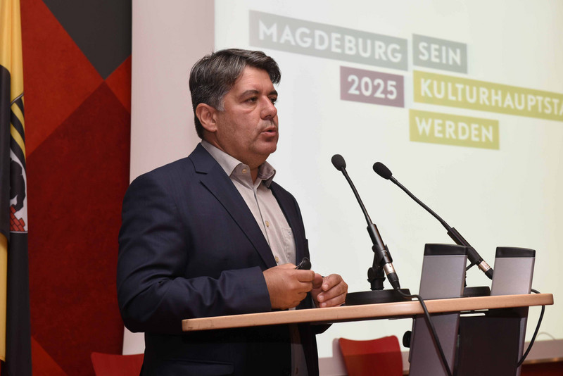 Herr Tamás Szalay vom Magdeburger Kulturhauptstadtbüro informierte über die Herausforderungen und Potenziale für die Bewerbung der Landeshauptstadt Sachsen-Anhalts um den Titel „Kulturhauptstadt Europas 2025“