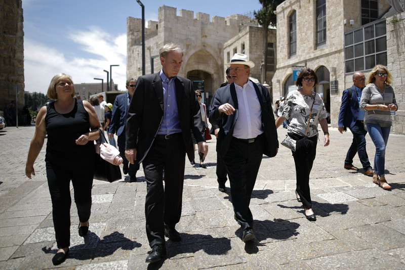Das Bild zeigt den Leiter des Deutschen Verbindungsbüros in Ramallah, Gesandter Peter Beerwerth, der Ministerpräsident Haseloff (2. von rechts) und Landtagspräsidentin Brakebusch (links) durch die Altstadt von Jerusalem führt.