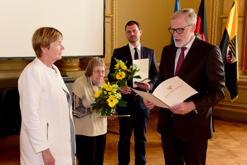 Überreichung der Ehrennadel an Katharin Berger durch Minister Robra