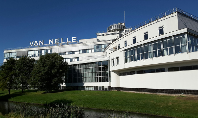 Das Bild zeigt die Gesamtansicht der Van-Nelle-Fabrik in Rotterdam.