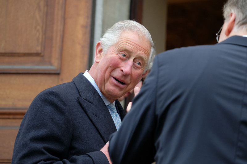 Das Bild zeigt Prinz Charles im Gespräch mit Ministerpräsident Haseloff.