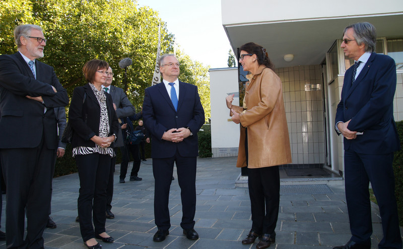 Das Bild zeigt von links Kulturminister Rainer Robra, Frau Dr. Gabriele Haseloff, Ministerpräsident Dr. Reiner Haseloff, Kuratorin Dr. Hetty Berens und Botschafter Dirk Brengelmann vor dem Huis Sonneveld.