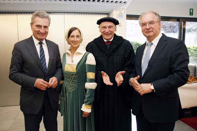Kommissar Günther Oettinger, "Walking Acts" Katja Köhler und Bernhard Nauman, Ministerpräsident Rainer Haseloff stehen im Foyer der Landesvertretung