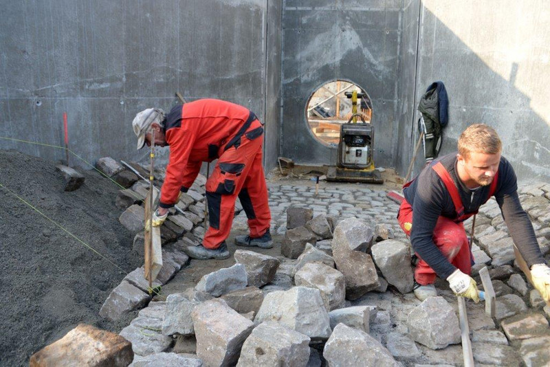 Arbeiter bauen am Siel