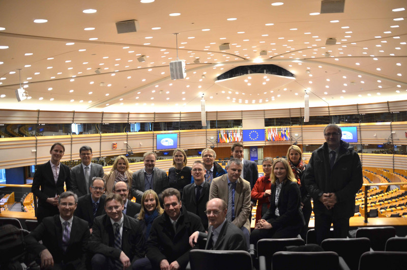 Teilnehmer der Seminar- und Informationsreise stehen im EU-Parlament