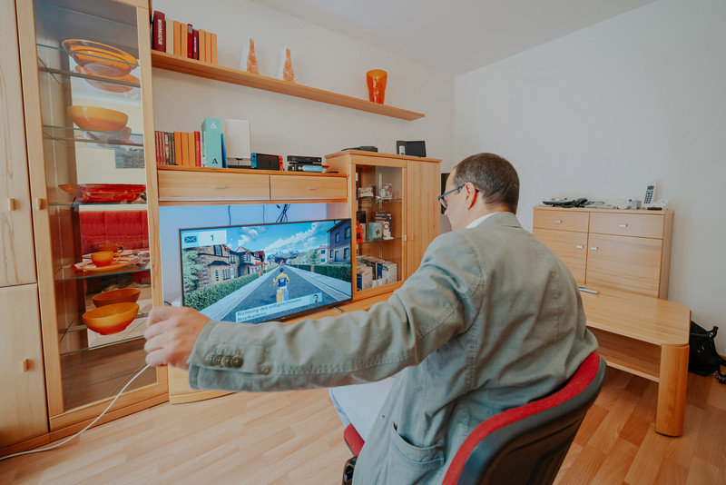 Das Foto zeigt einen Mann beim Videospiel vor dem Fernseher. 