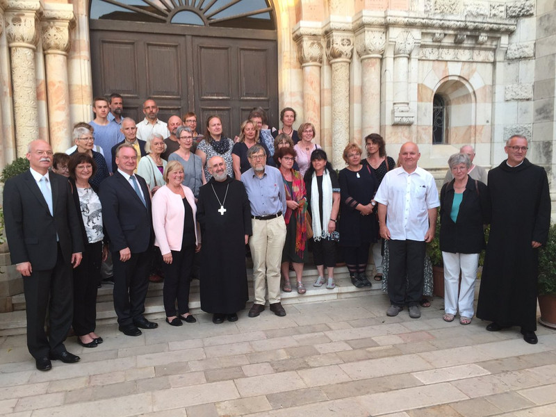 Das Bild zeigt unter anderem Ministerpräsident Haseloff an der Dormitio-Abtei mit den Mitgliedern einer Reisegruppe der Arbeitsgemeinschaft Halle/Umland der Deutsch-Israelischen Gesellschaft, die sich in Israel aufhält.