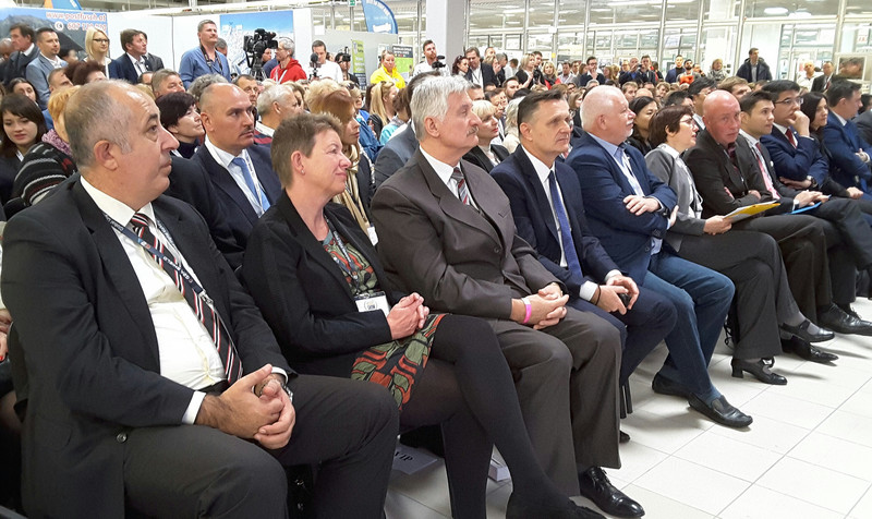 Das Bild zeigt eine Teil des Publikums der Eröffnung der Reisemesse, darunter in der ersten Reihe Ministerin Dalbert.