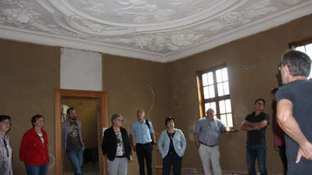 Gruppe besichtigt Stuckdecken im Simonetti Haus