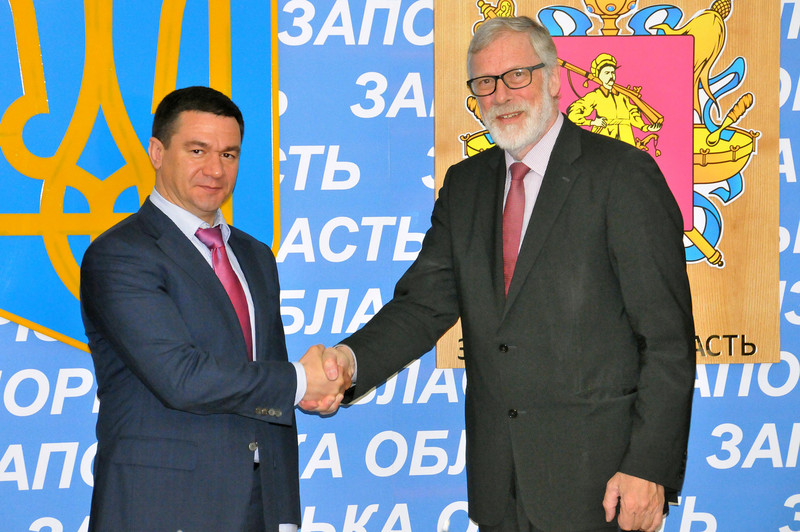 Das Bild zeigt links den Vorsitzenden des Parlaments der Oblast Saporischschja, Grigorij Samardak, und rechts Rainer Robra, Kulturminister und Chef der Staatskanzlei, beim Handschlag zur Begrüßung.